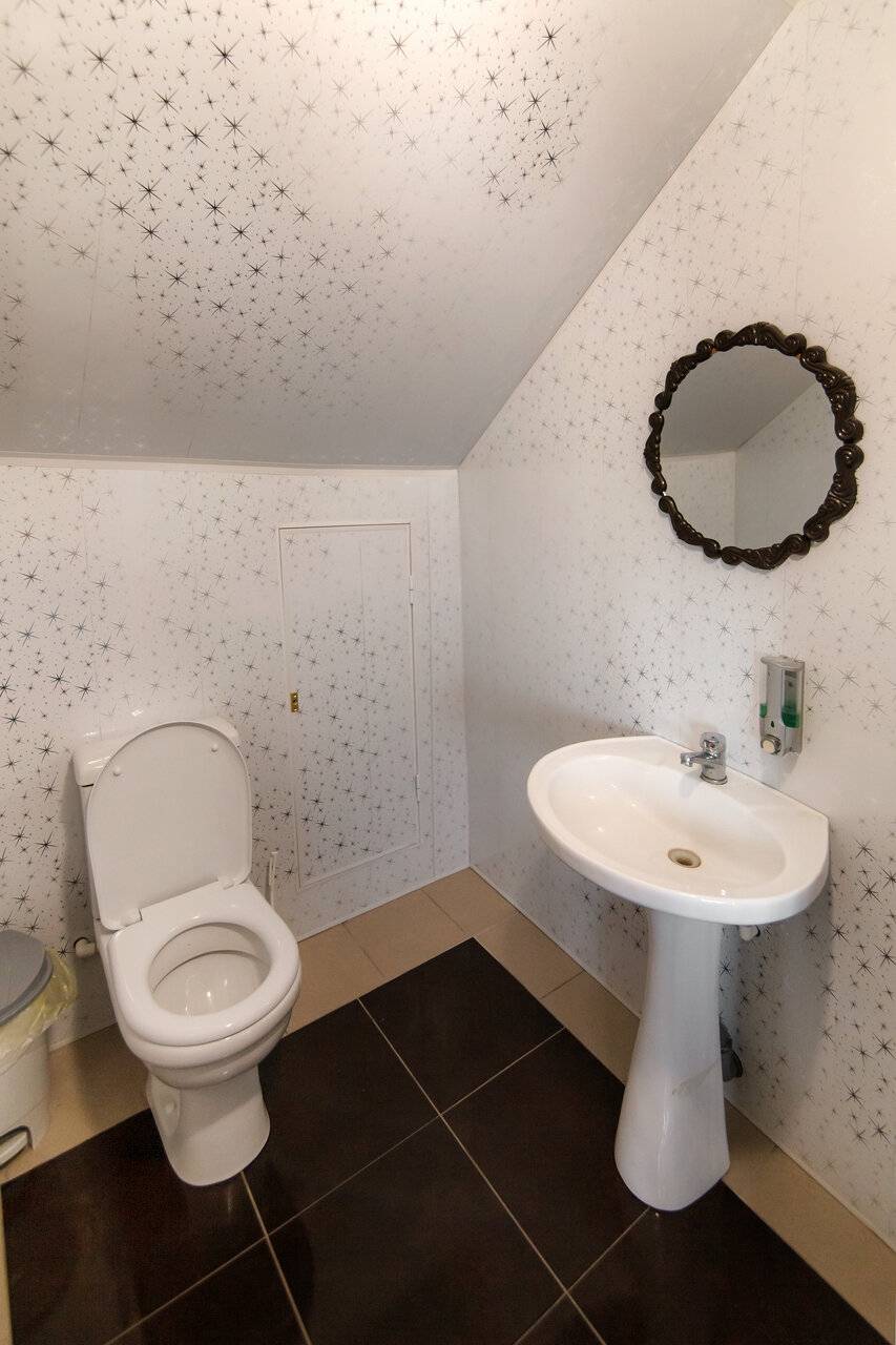 Фотографии номера Двухместный номер с 2 отдельными кроватями и общим туалетом в Гостинице Лабиринт Гороховец