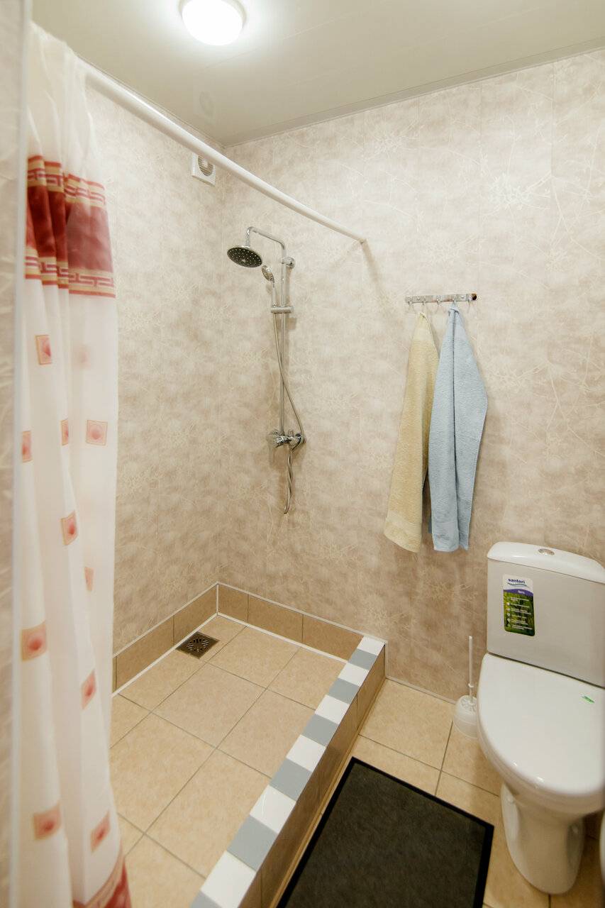 Фотографии номера Двухместный номер с 2 отдельными кроватями и общим туалетом в Гостинице Лабиринт Гороховец