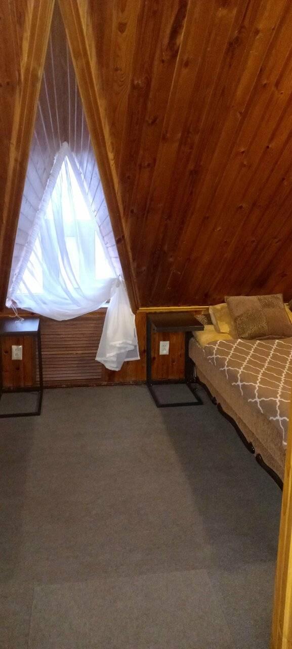 Фотографии номера Двухместный номер с 2 отдельными кроватями и общим туалетом в Гостинице Лабиринт Гороховец